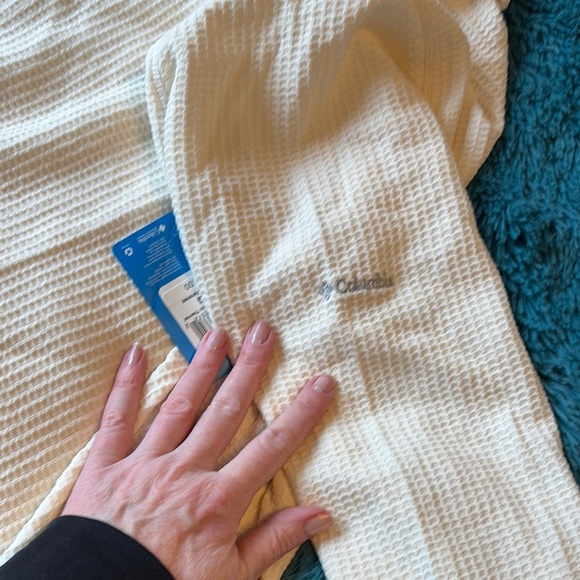 Columbia Women's V-Neck Cream Shirt - Picture 4 of 6